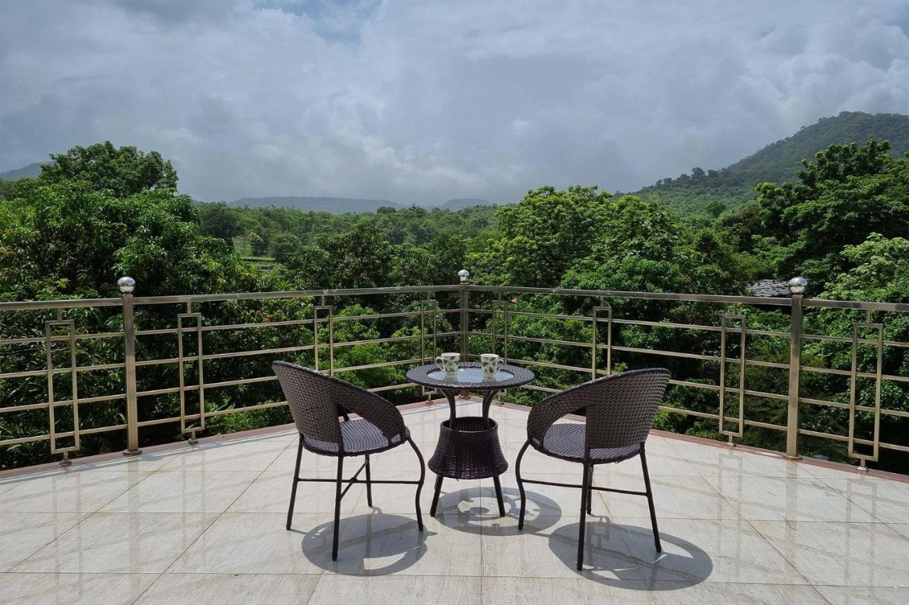 Aqua & Sage By Stayvista - Riverside Villa With Pool & Terrace Karjat Buitenkant foto